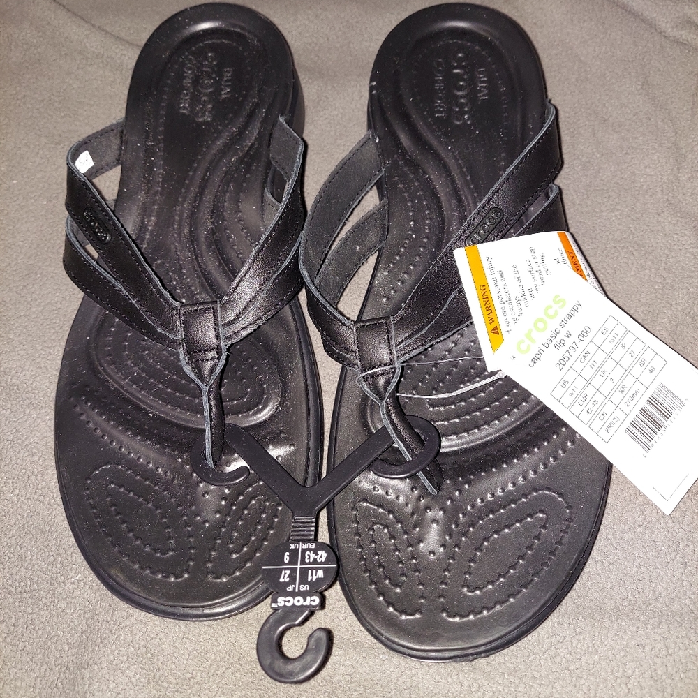 Crocs 11w Capri black strappy flip flops